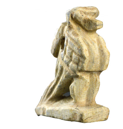 Amuleto con representación de halcón sentado  
