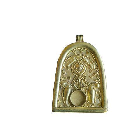 Amuleto áureo en forma de semicírculo alargado