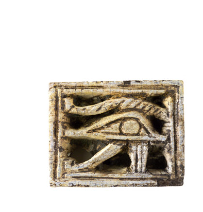 Placa rectangular con representación de ojo de Horus (UDYAT) y vaca HATHOR 