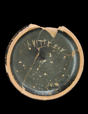 Grafito en escritura greco-ibérica sobre cerámica griega 